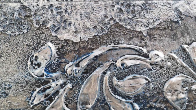 silberfarbene Acryltexturen